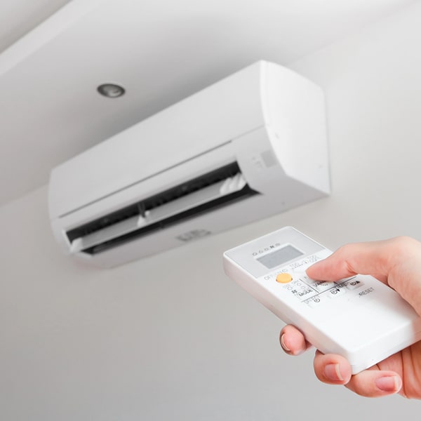 la mayoría de sistemas de mini split aire acondicionado vienen con opciones de control remoto para facilitar el ajuste de la temperatura